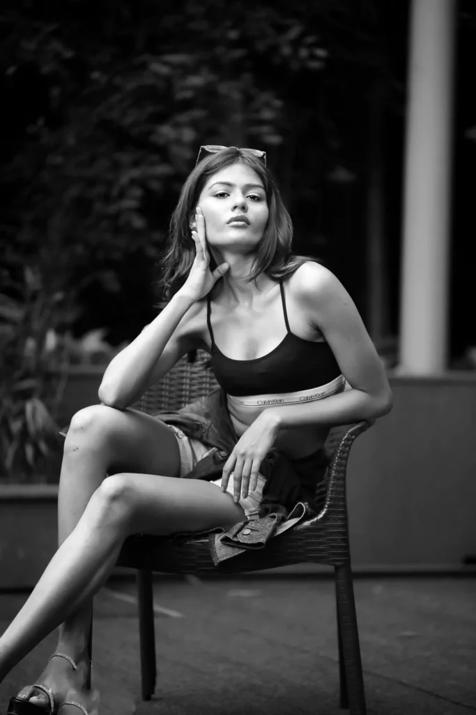 Strong expression of woman posing with hand on chin – grayscale tone